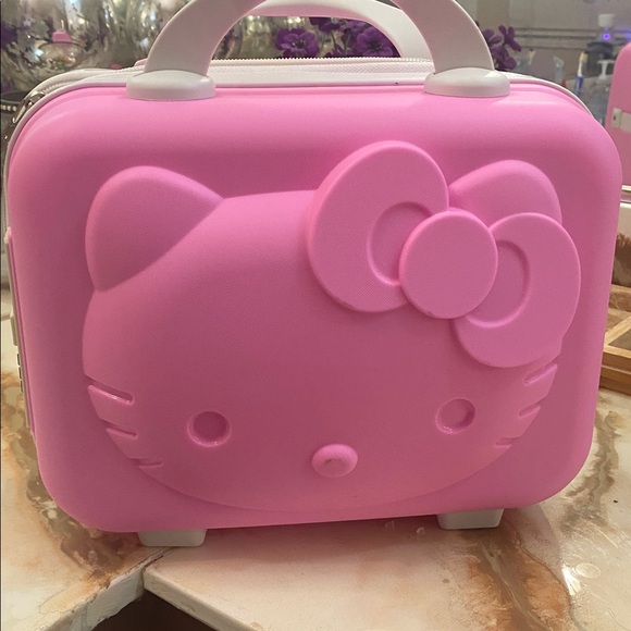 Pink Hello Kitty Hard Shell Case - Picture 4 of 12